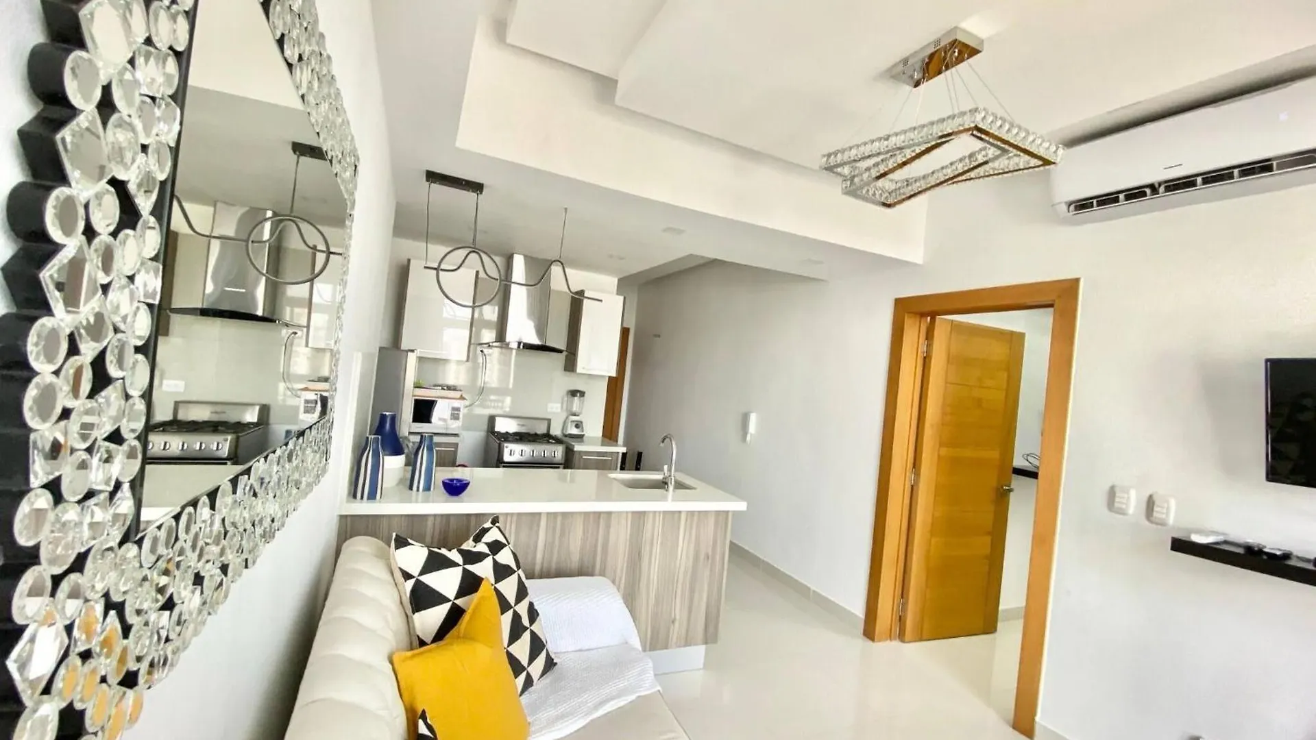 Luxury 1Br , Pool, Gym, Close Agora Mall Los Prados
