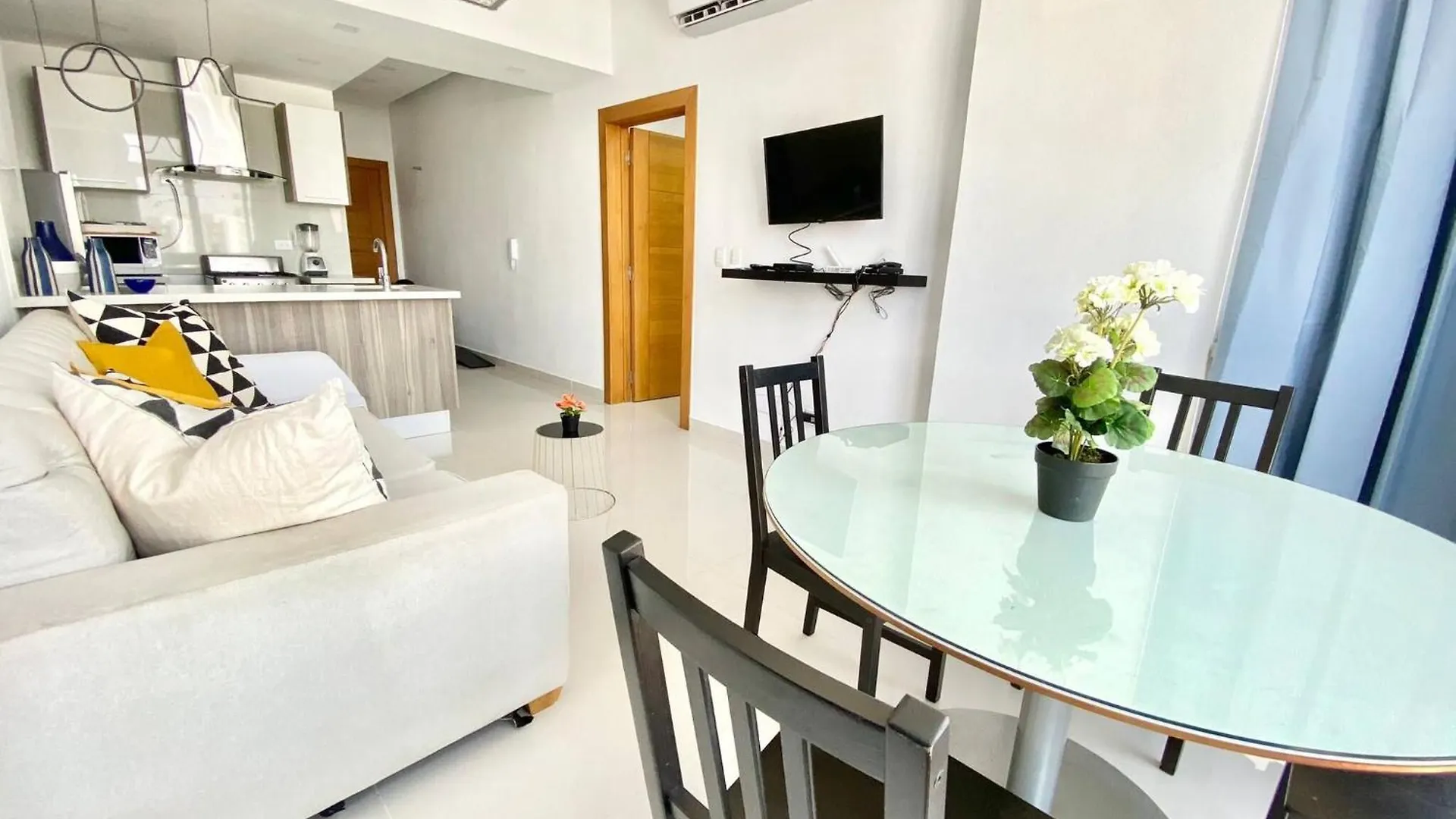 Holiday home Luxury 1Br , Pool, Gym, Close Agora Mall Los Prados Dominican Republic