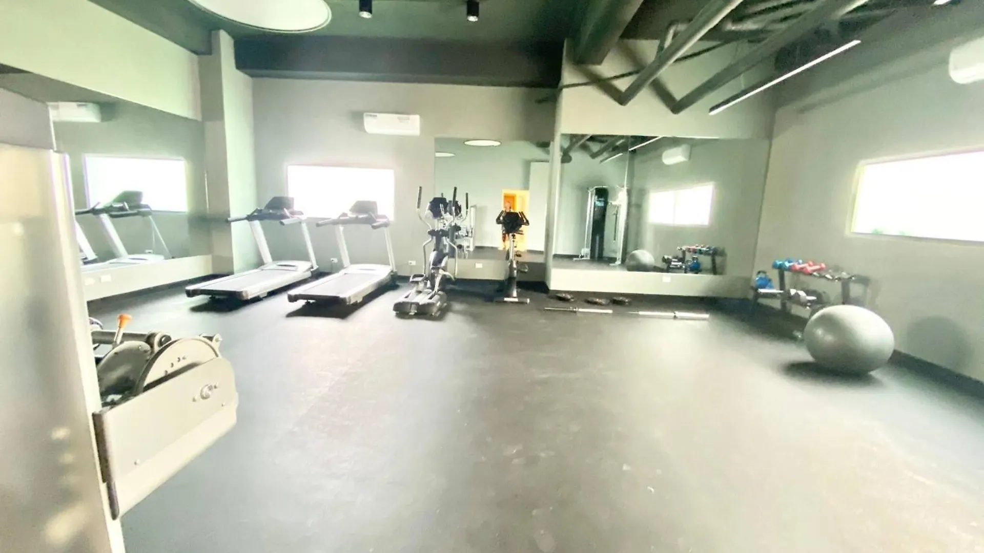 Luxury 1Br , Pool, Gym, Close Agora Mall Los Prados